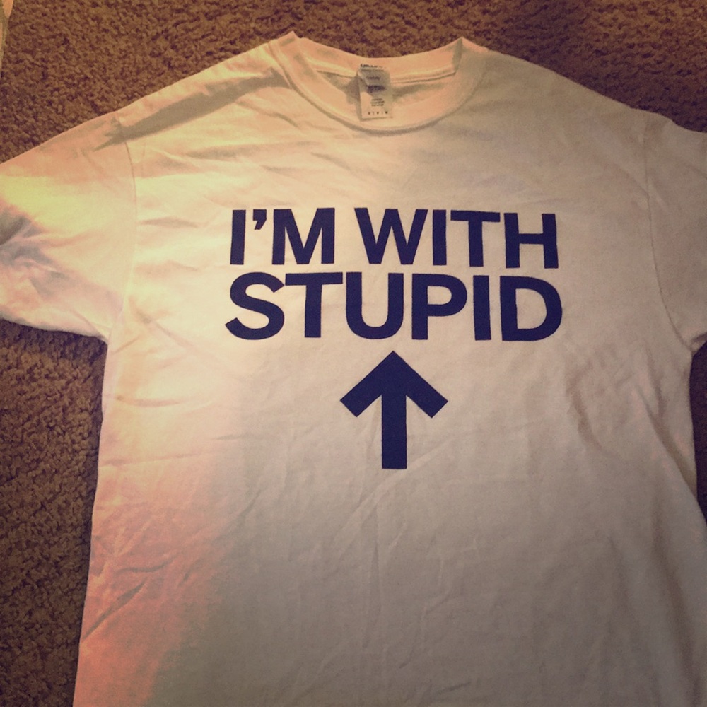 Novelty/gag men’s med “I’m with stupid” shirt